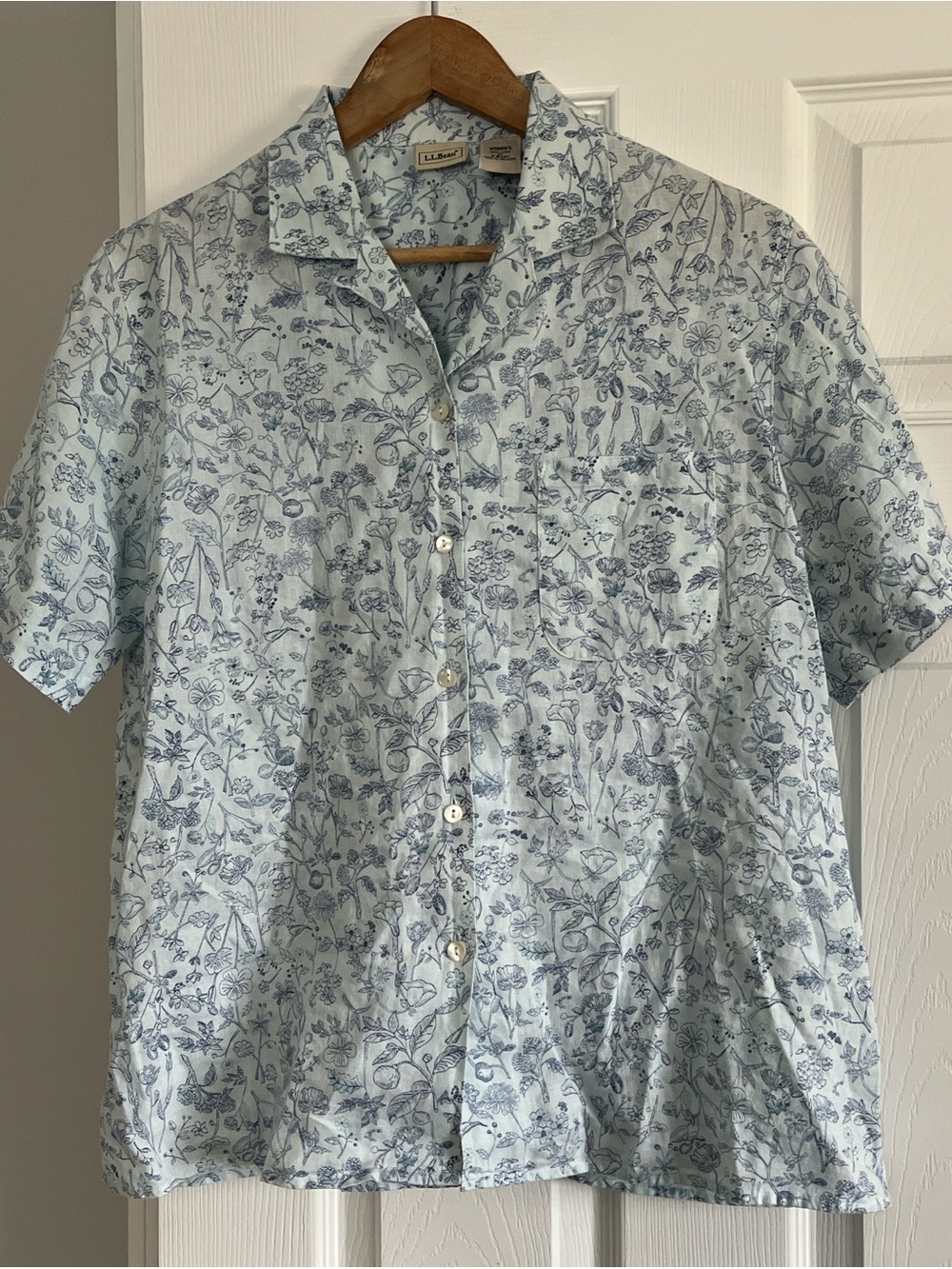 Vintage L.L.Bean Light Blue 100% Linen Floral-Print Short-Sleeve woman’s Shirt